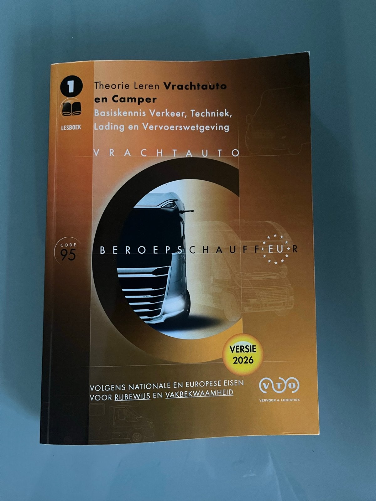 Theorieboek Vrachtauto en Camper C1 - Versie 2026, Ophalen of Verzenden, Zo goed als nieuw, Overige niveaus
