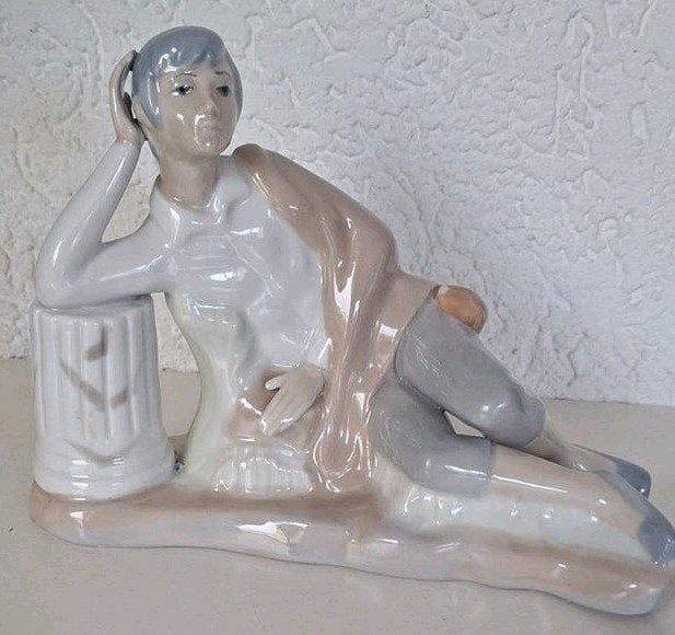 Lladro vintage Beeldje: Vrouw met Sjaal en Boek, Ophalen of Verzenden, Steen of Keramiek, Beeld, Meerkleurig