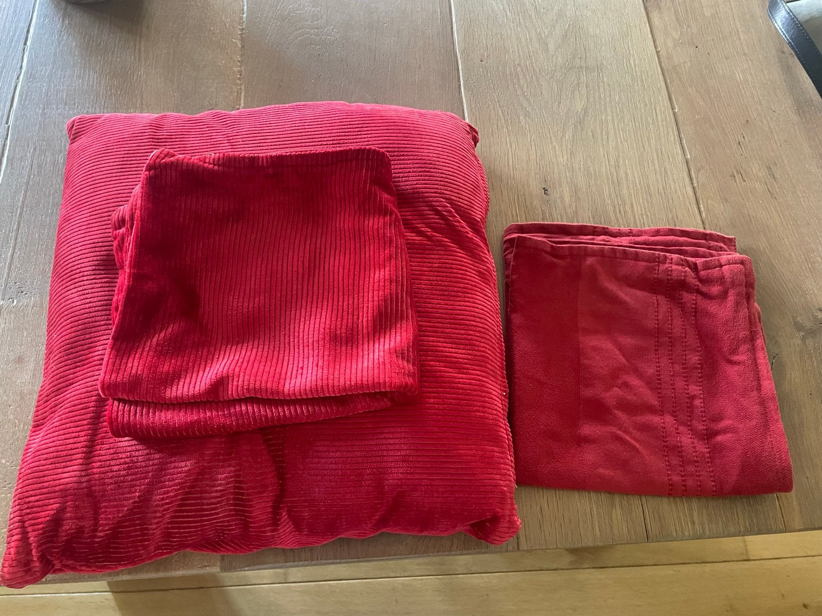 Rood rib kussen met hoes (40x40 cm) + gratis extra hoes, Gebruikt, Afneembare hoes, Vierkant, Ophalen of Verzenden
