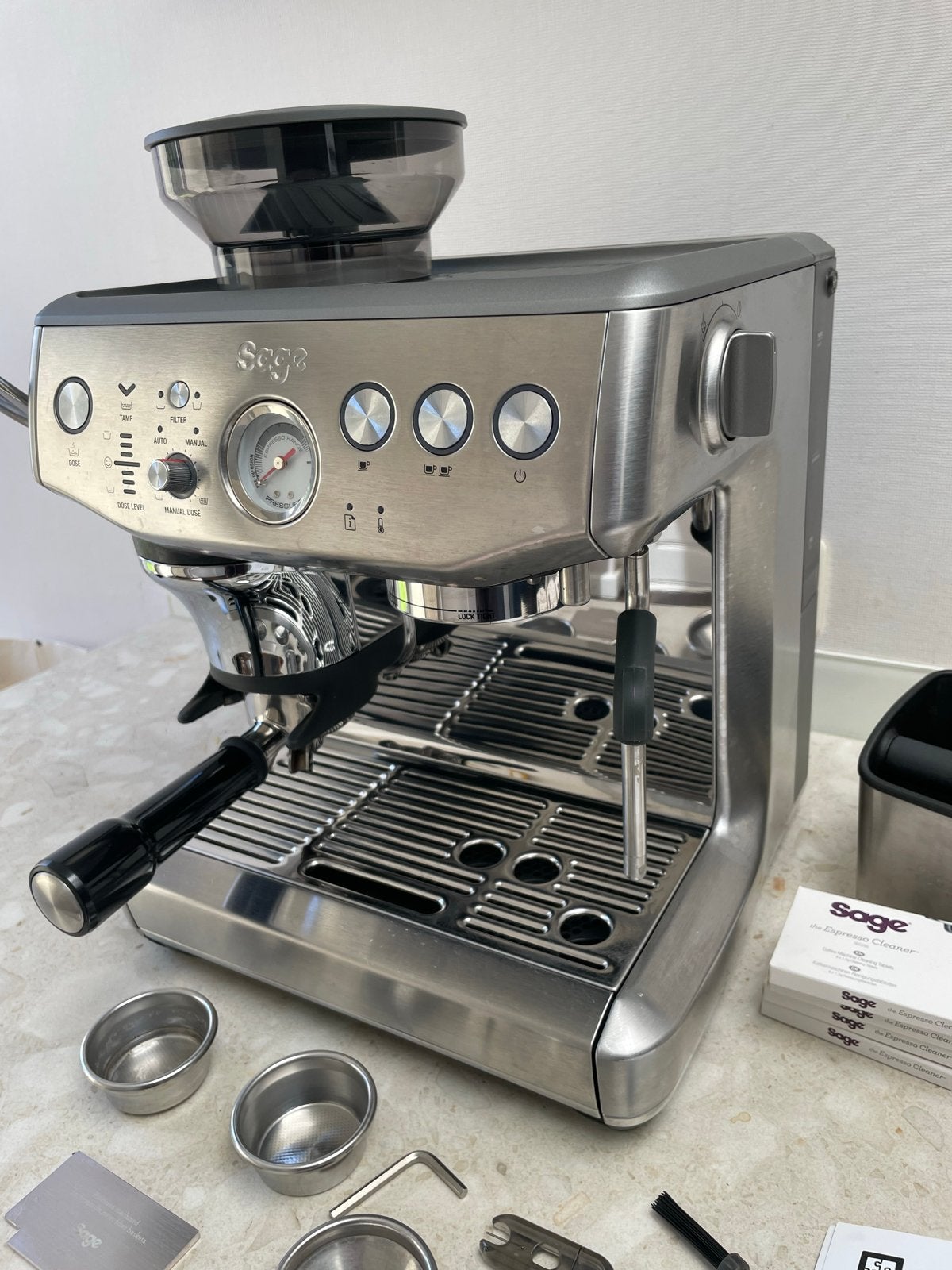 Sage Barista Express Impress Espressomachine, Ophalen, Afneembaar waterreservoir, Espresso apparaat, Koffiebonen