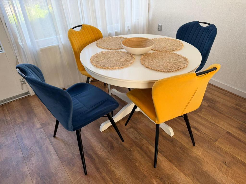 Ikea Eettafel + 4 eetstoelen, Huis en Inrichting, Tafels | Eettafels, 100 tot 150 cm, Zo goed als nieuw, Vier personen, Eikenhout