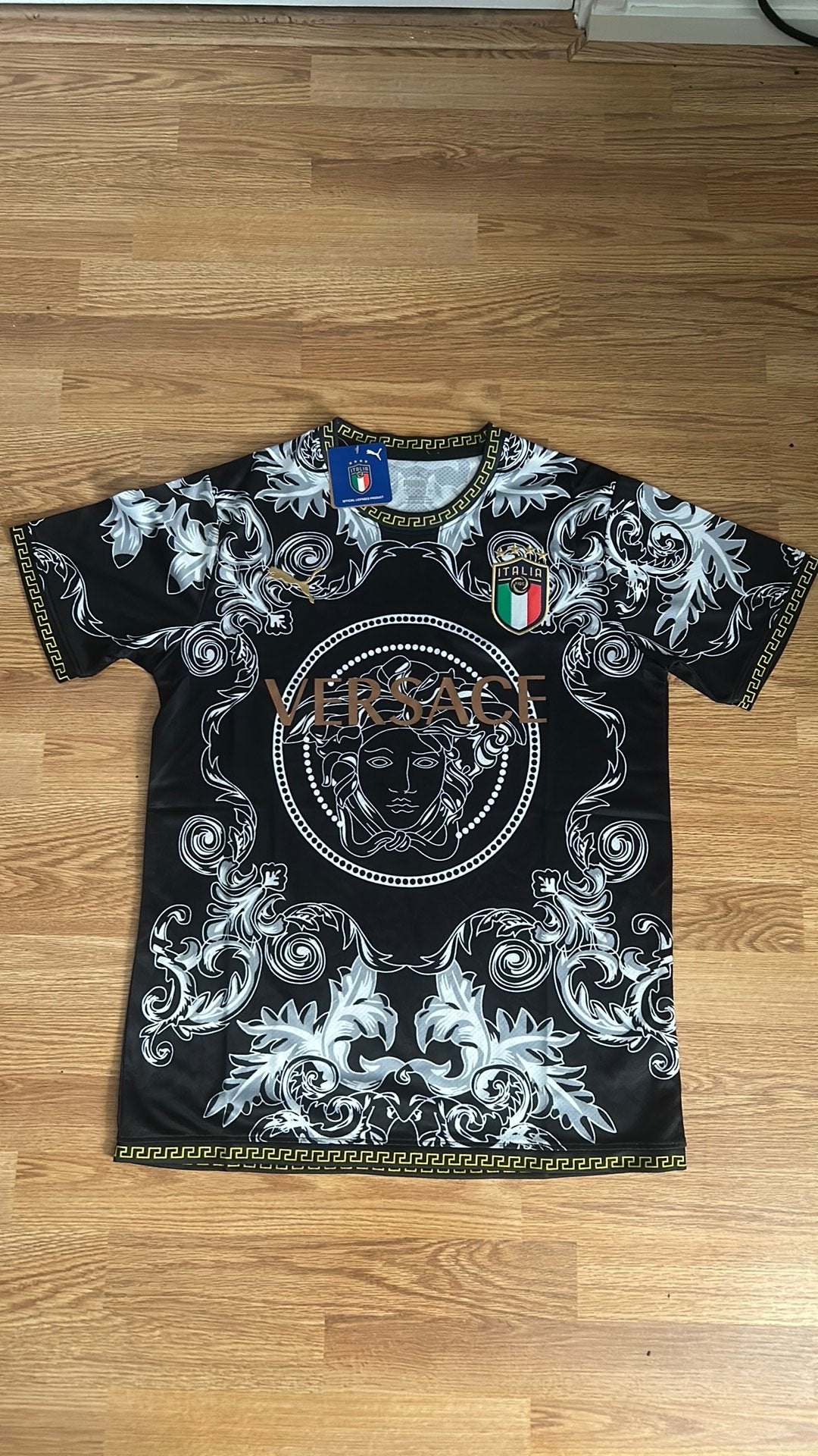 Italie versace puma zwart maat L nieuw met prijskaartje, Kleding | Heren, T-shirts, Ophalen of Verzenden, Nieuw, Maat 52/54 (L)