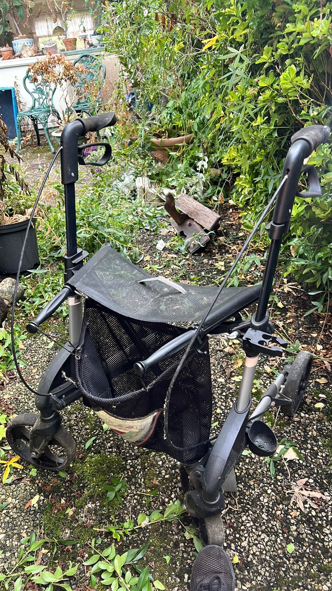 Bijna ongebruikte rollator. Helemaal heel. Wel stoffig, Ophalen of Verzenden, Zo goed als nieuw