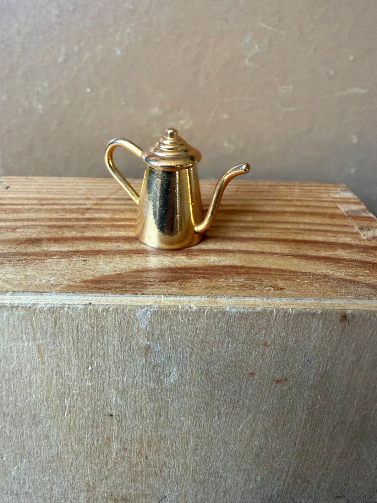 Ketel - hxbxd 2.3x1.5x3.5cm - metaal messing ? Zwaar!, Ophalen of Verzenden, Zo goed als nieuw, Poppenhuis