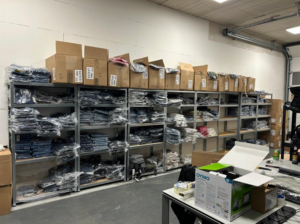 Partij vrouwen broeken,korte broeken,jassen zie foto, Kleding | Dames, Spijkerbroeken en Jeans, Ophalen of Verzenden, Nieuw, Blauw