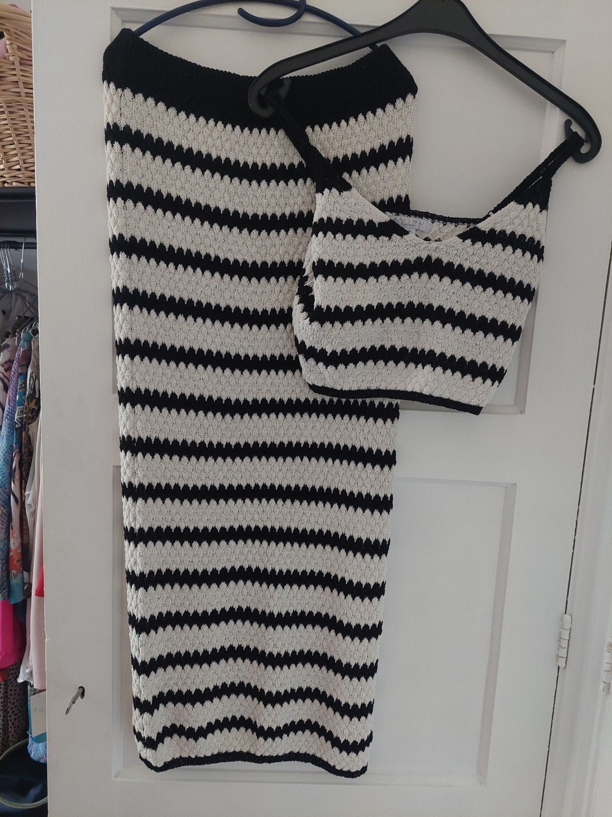 Amisu Knitwear tweedelige set zwart/wit top 40 rok 42, Ophalen, Zwart, Maat 42/44 (L), Zo goed als nieuw