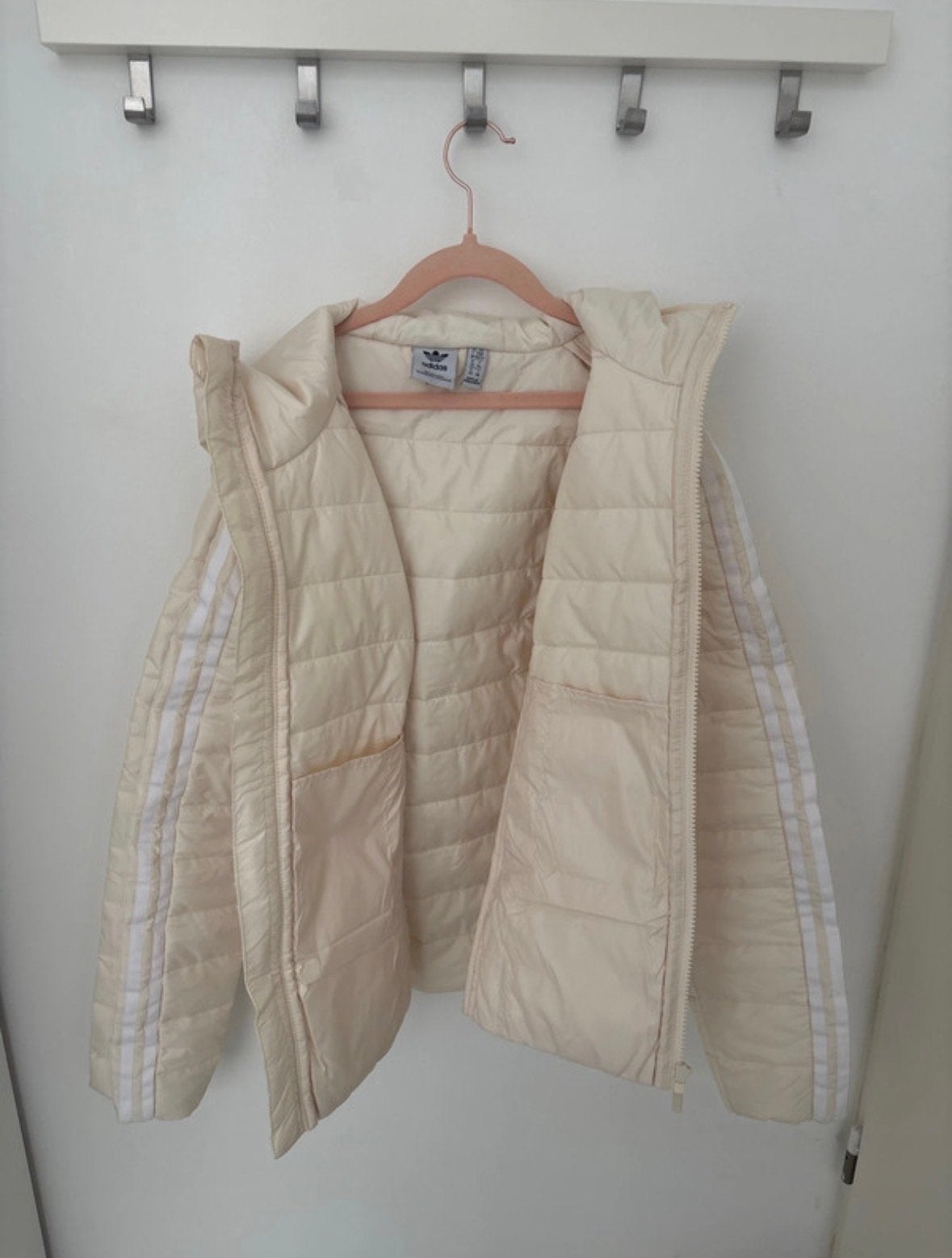 Adidas gewatteerd jack met capuchon - Crème, Kleding | Dames, Ophalen, Zo goed als nieuw, Beige