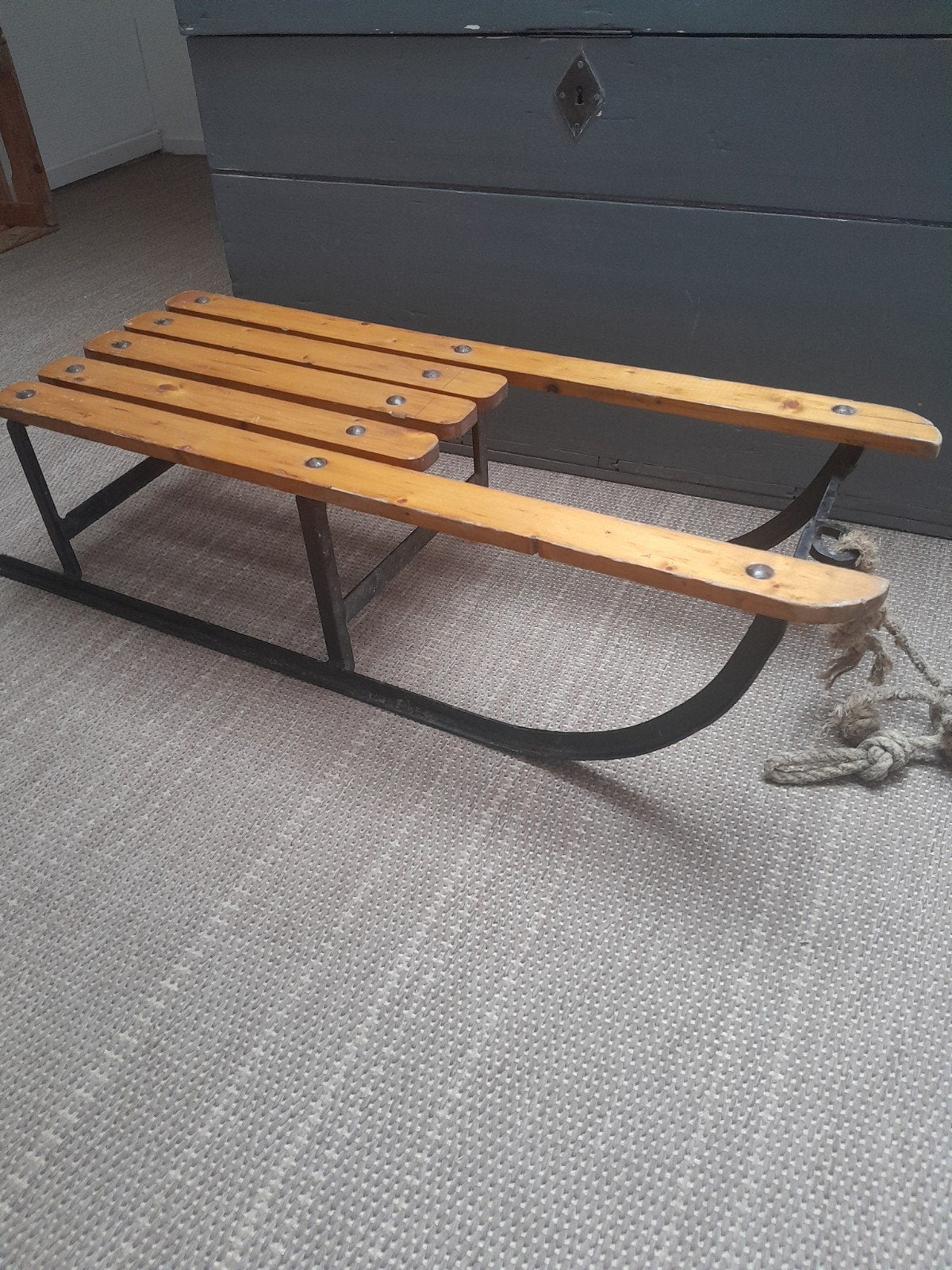 Vintage houten slee met metalen frame, Ophalen, Gebruikt, Hout
