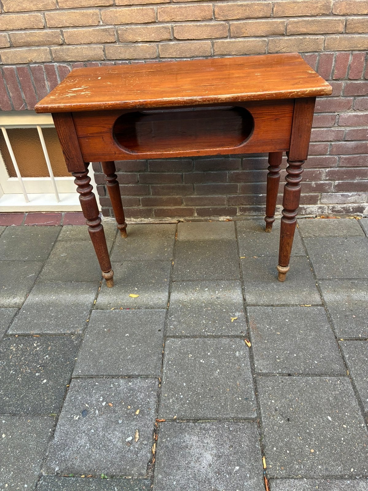 Oude café tafel, Ophalen