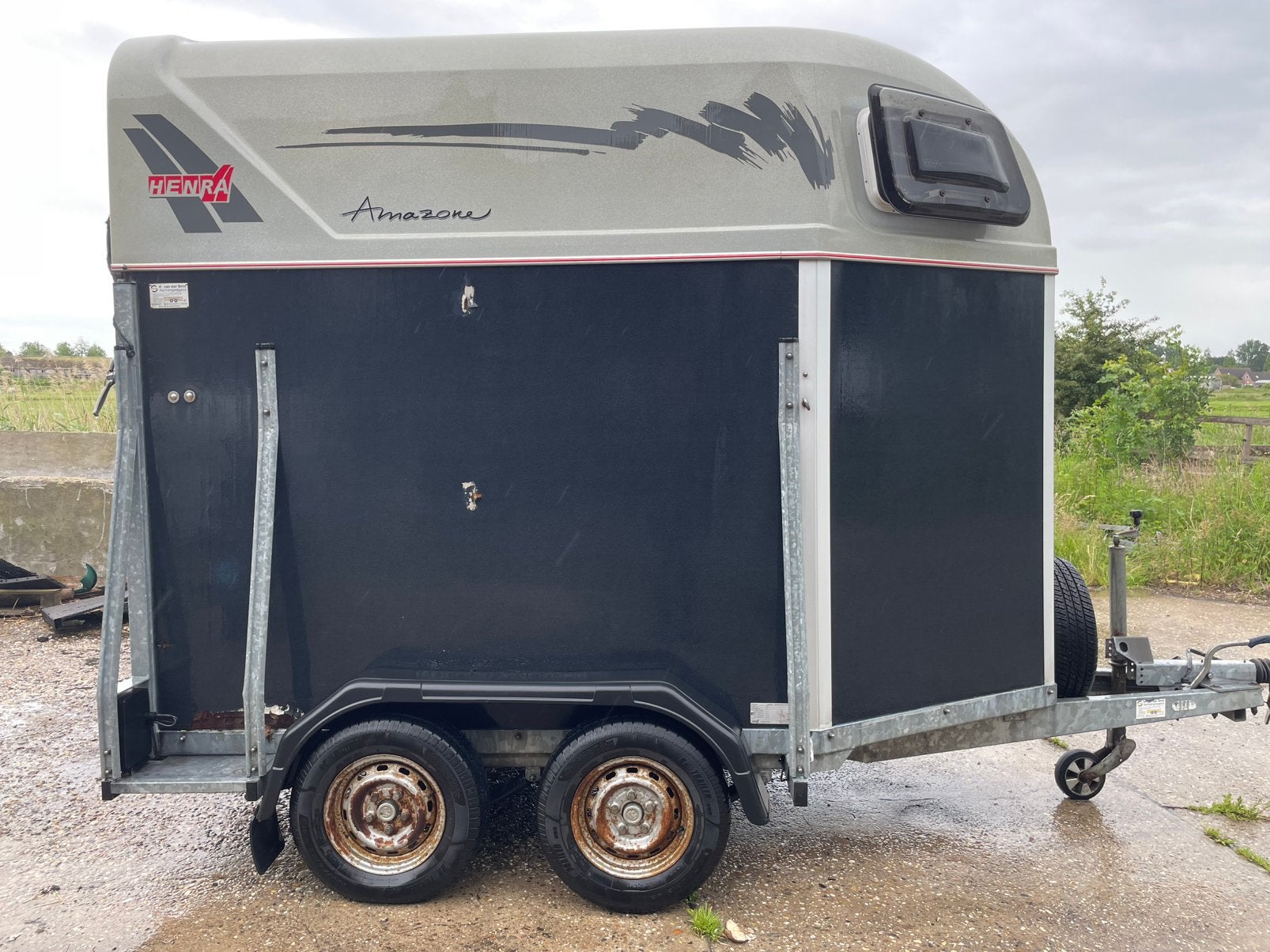 Henra 2 paards trailer, Dieren en Toebehoren, Paarden en Pony's | Trailers en Aanhangwagens, Ophalen of Verzenden, Gebruikt, Hout