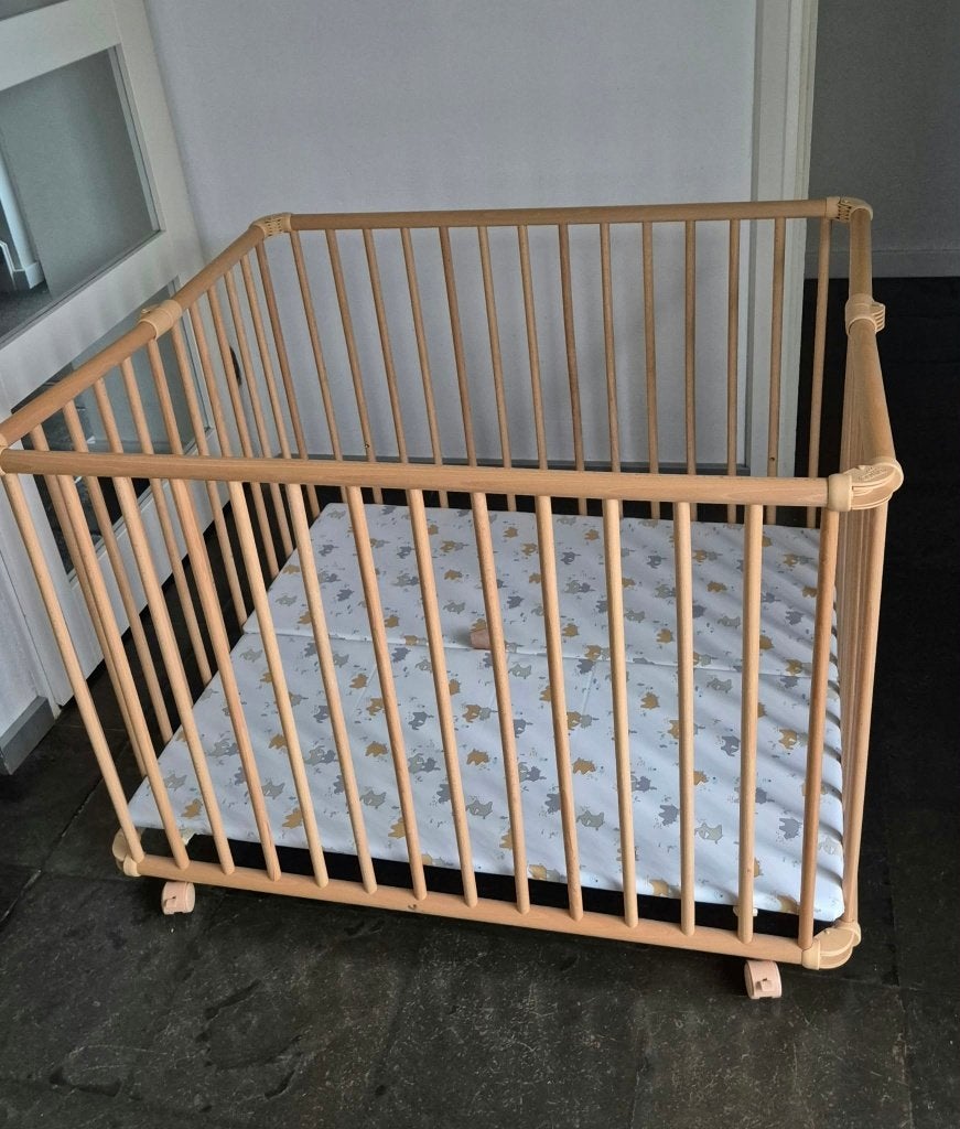 Box met wieltjes en verstelbare bodem, Kinderen en Baby's, Ophalen of Verzenden, Zo goed als nieuw, Vierkant, In hoogte verstelbaar