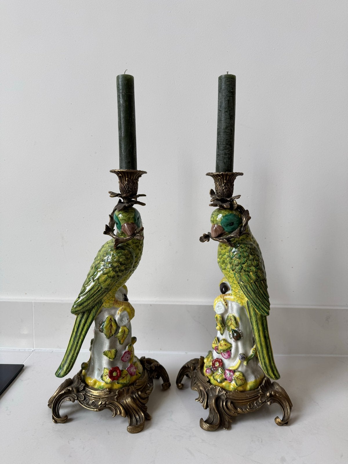 beschilderde porseleinen kandelaars papegaai brons 2 stuks, Ophalen, Keramiek of Aardewerk