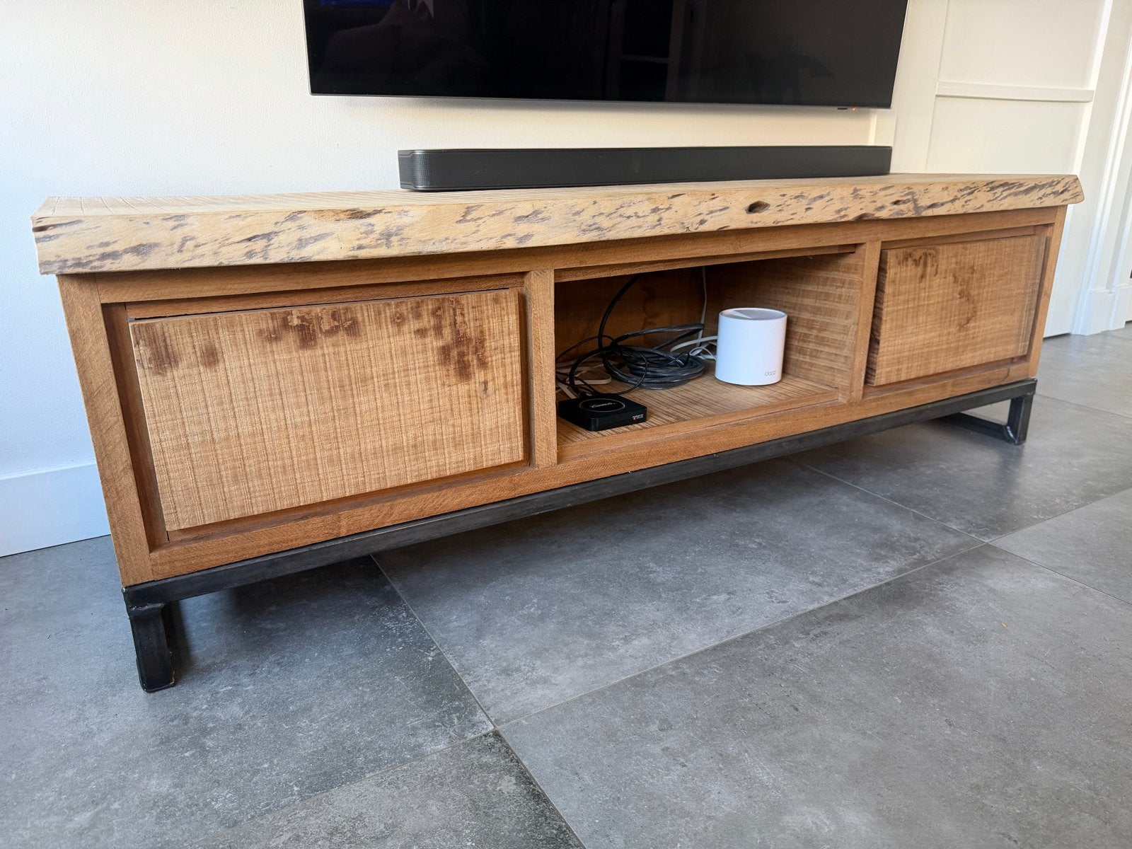 Uniek handgemaakt massief houten tv meubel, Ophalen, Gebruikt, Minder dan 100 cm, 25 tot 50 cm