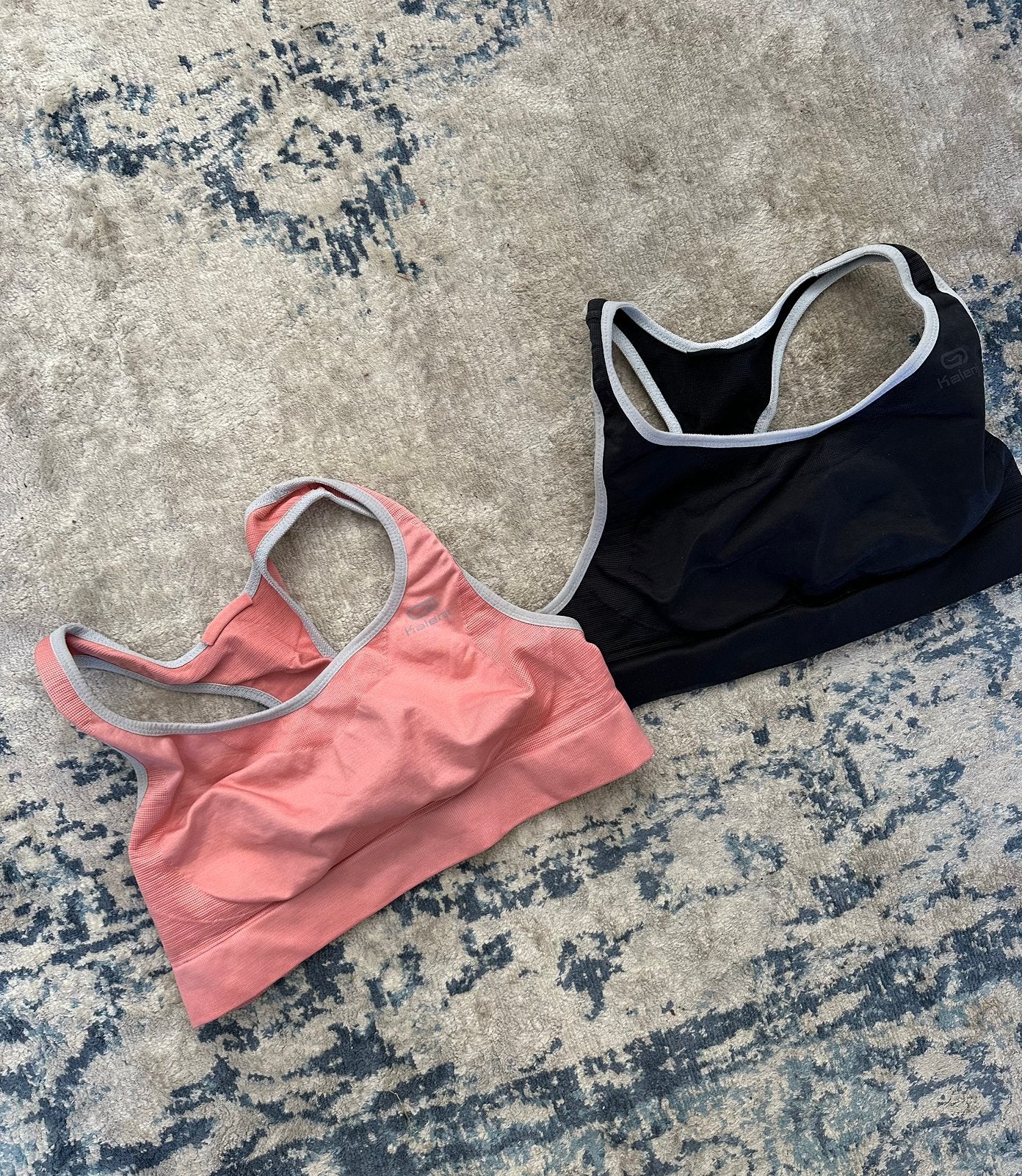 Twee sport beha’s roze en zwart Kalenji maat XS, Kleding | Dames, Ophalen of Verzenden, Roze, Maat 34 (XS) of kleiner, Fitness of Aerobics