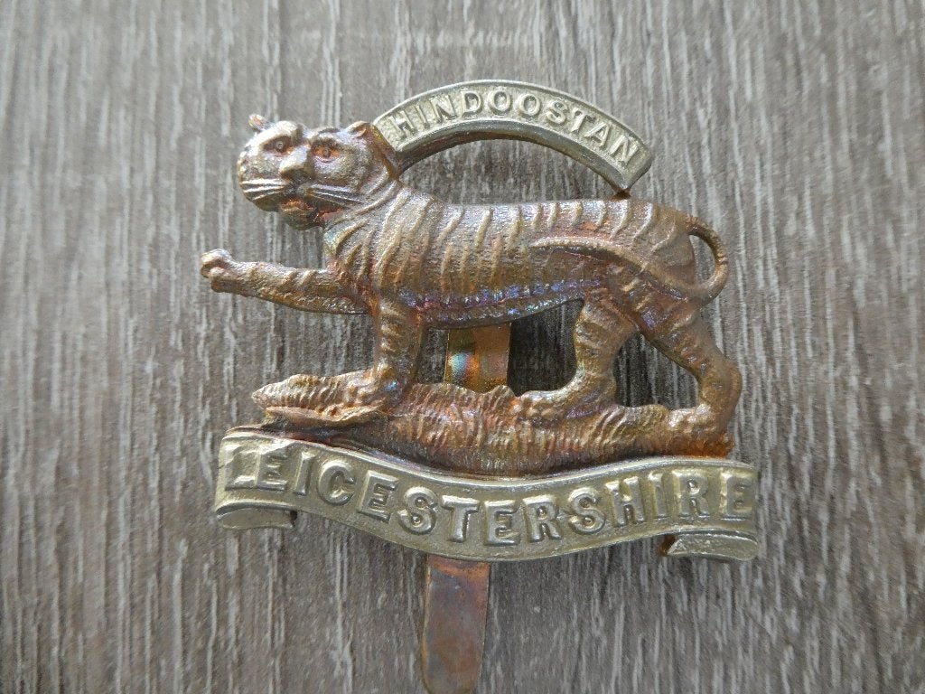 Cap badge Leicestershire, Ophalen of Verzenden, Landmacht, Engeland, Embleem of Badge