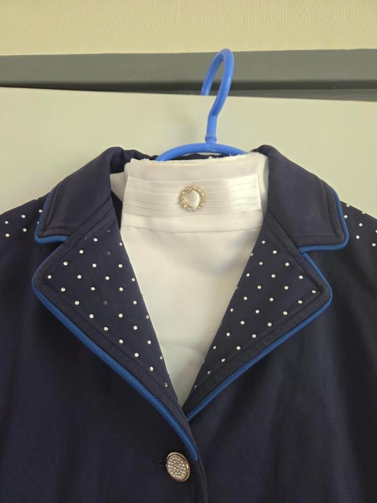 Wedstrijd jas maat 140, met plastron. Cap ook ter overname., Dieren en Toebehoren, Ophalen of Verzenden, Dressuur, Bovenkleding
