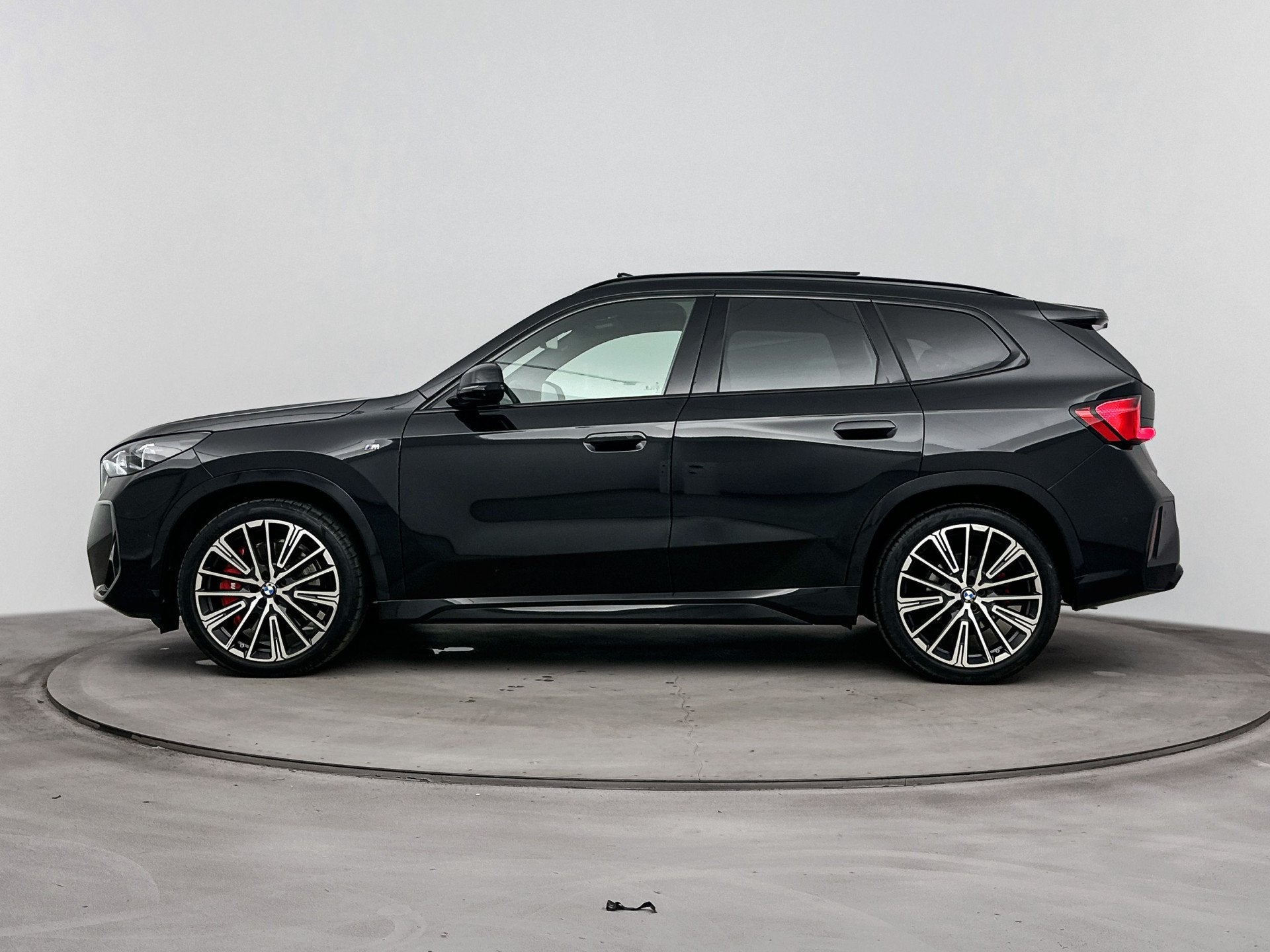 BMW X1 xDrive23i M Sport Automaat / Panoramadak / Trekhaak /, Auto's, Gebruikt, 4 cilinders, Zwart, Origineel Nederlands
