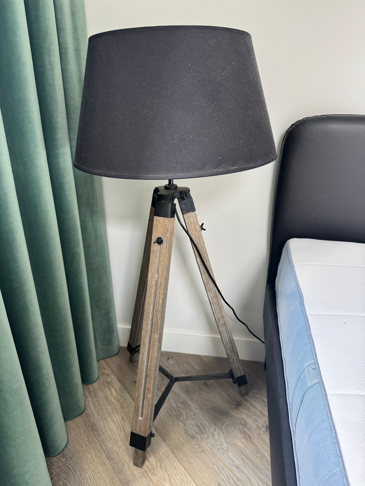 Stijlvolle Vloerlamp met Houten Statief en Zwarte Kap, Ophalen, 100 tot 150 cm, E27 (groot), Zo goed als nieuw