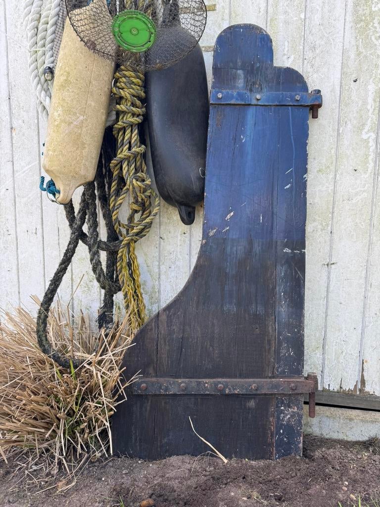 Oud houten roer vin van boot, Ophalen