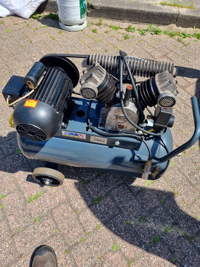 compressor, Doe-het-zelf en Verbouw, Compressors, Ophalen, Gebruikt, 100 liter of meer, Minder dan 200 liter/min