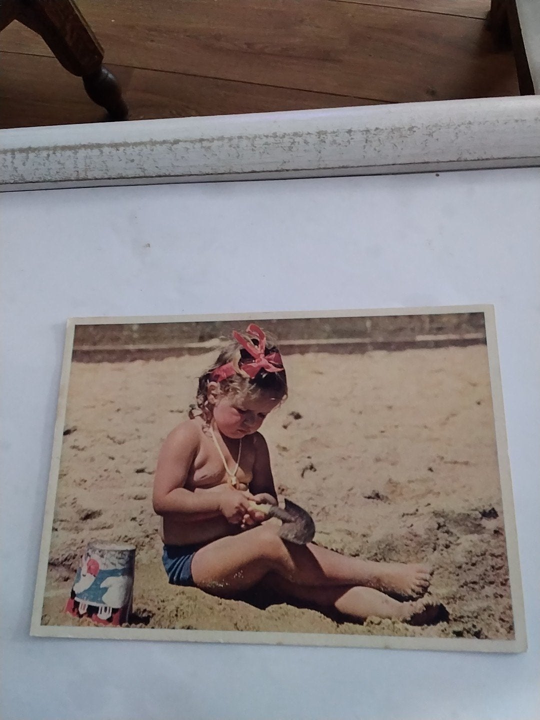 Vintage Ansichtkaart: Meisje speelt in het zand, Ophalen of Verzenden, 1940 tot 1960, Ongelopen, Kinderen