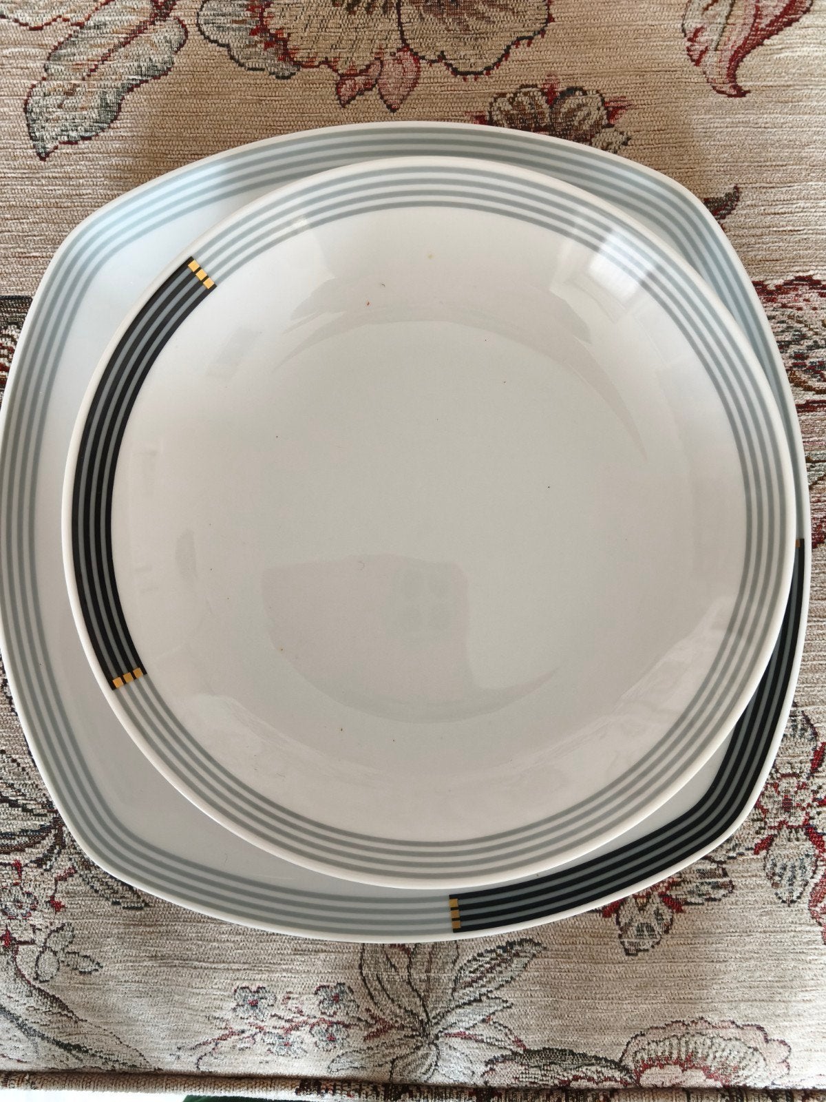 Veertigdelig porcelein en wit servies met grijs zwarte lijn, Ophalen, Porselein, Overige stijlen, Bord(en)