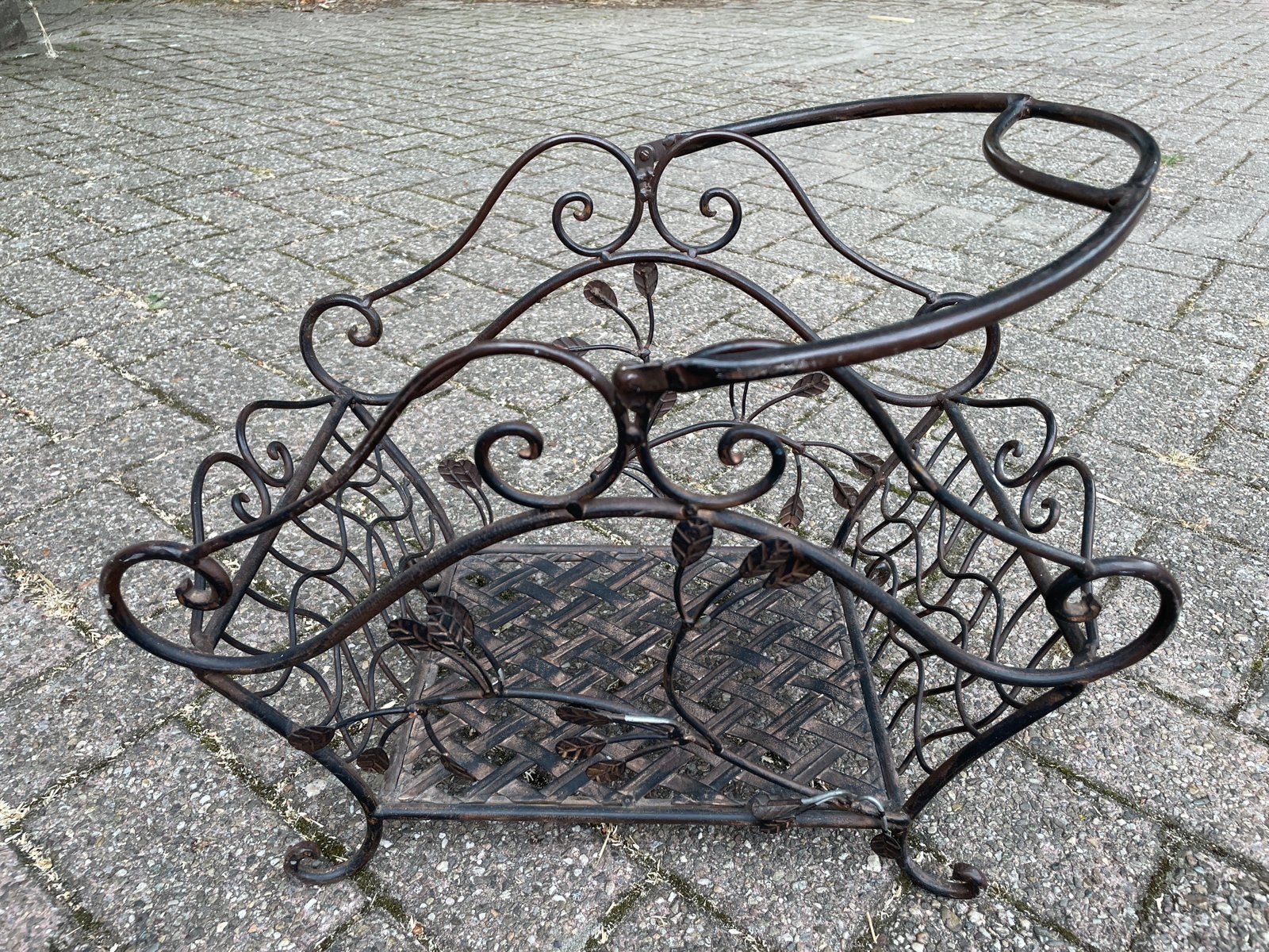 Vintage metalen krantenbak / lectuurbak met krullen, Gebruikt, Metaal, Krantenbak, Geschikt voor vinyl