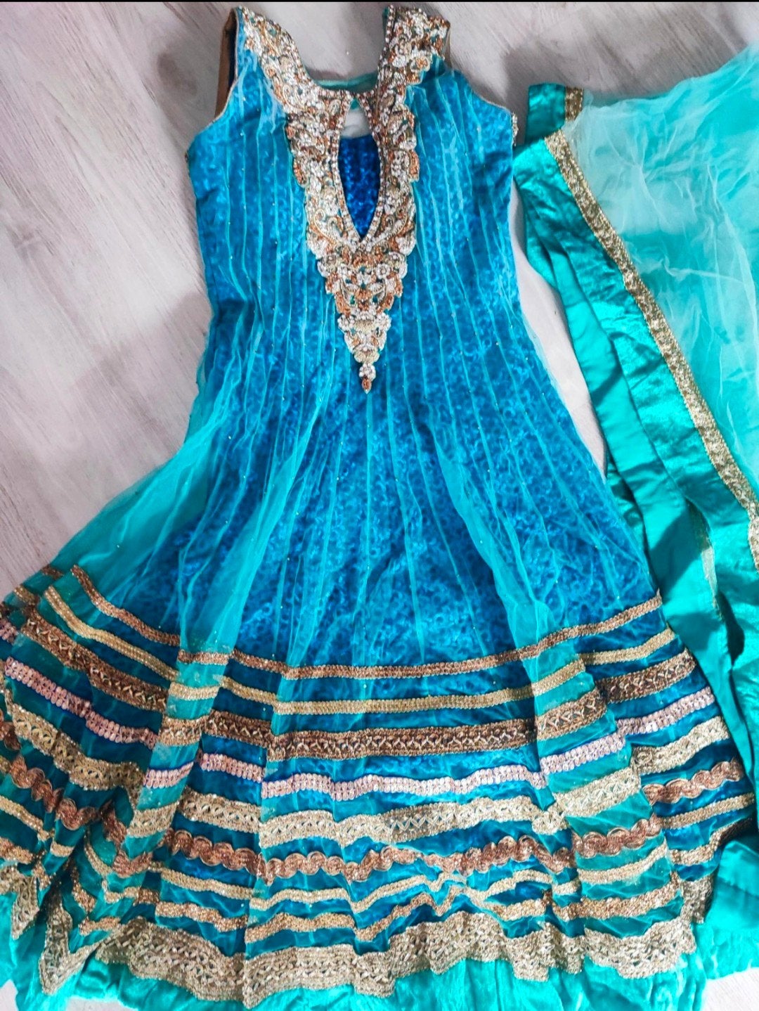 anarkali (azuur)blauw met goud, Kleding | Dames, Maat 38/40 (M), Overige typen, Blauw, Ophalen of Verzenden