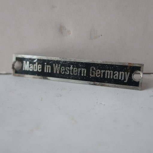 Plaatje metaal Made in Western Germany 7,5 x 1,3 cm, Antiek en Kunst, Curiosa en Brocante, Ophalen of Verzenden