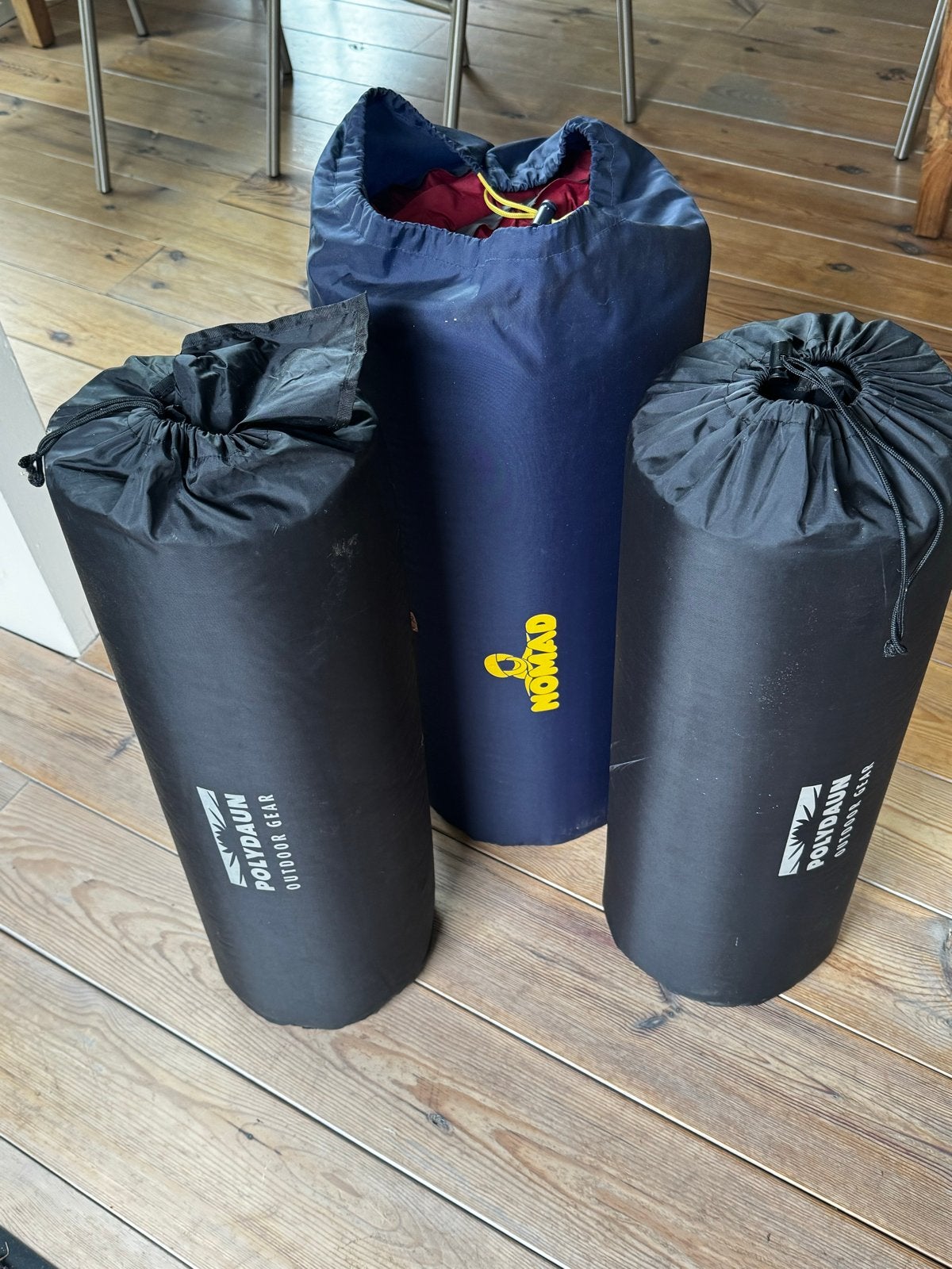 3 Kampeermatrassen: 2 Polydown, 1 extra dikke Nomad, Ophalen, Zo goed als nieuw, 1-persoons