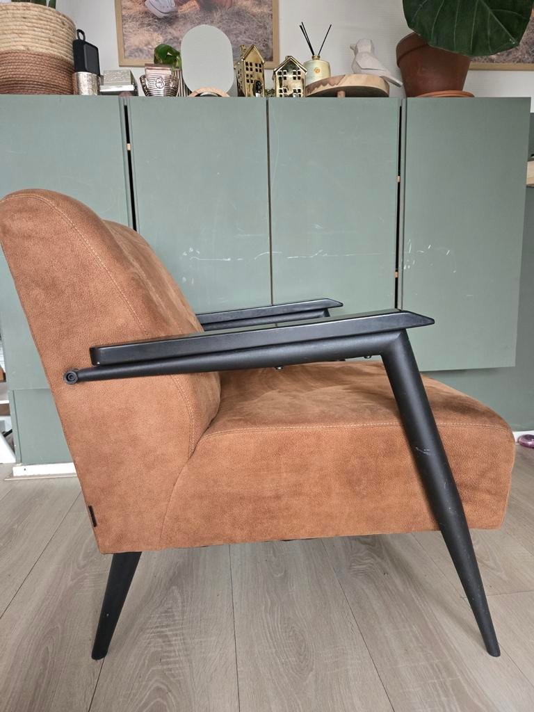 Bruine fauteuil met zwarte poten, Ophalen, 75 tot 100 cm, 50 tot 75 cm