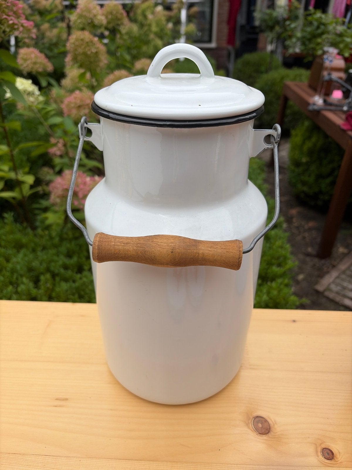 Vintage geëmailleerde melkbus met houten handvat, Ophalen