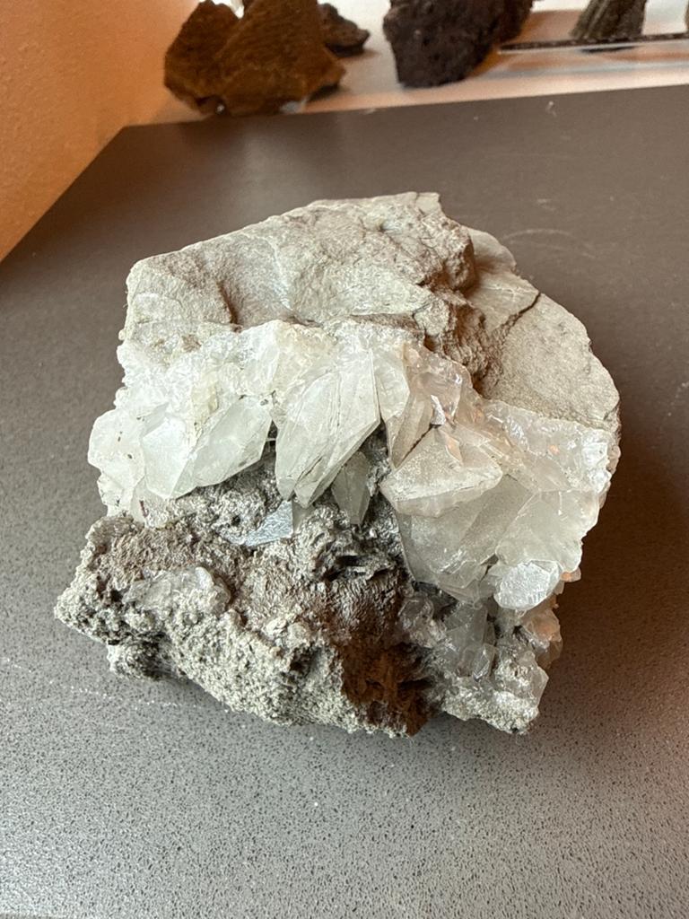 Ruwe kwartskristallen in moedergesteente - 758g, Ophalen of Verzenden, Mineraal