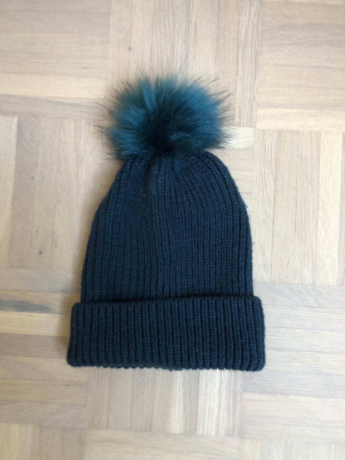 Donkerblauwe muts met pompon, Kleding | Dames, Hoeden en Petten, Ophalen of Verzenden, Nieuw, One size fits all, Hoed