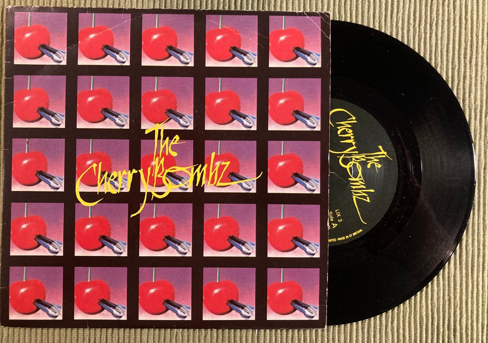 Vinyl single The Cherry Bombz - Hot girls in love, Gebruikt, 7 inch, Ophalen of Verzenden, Rock en Metal
