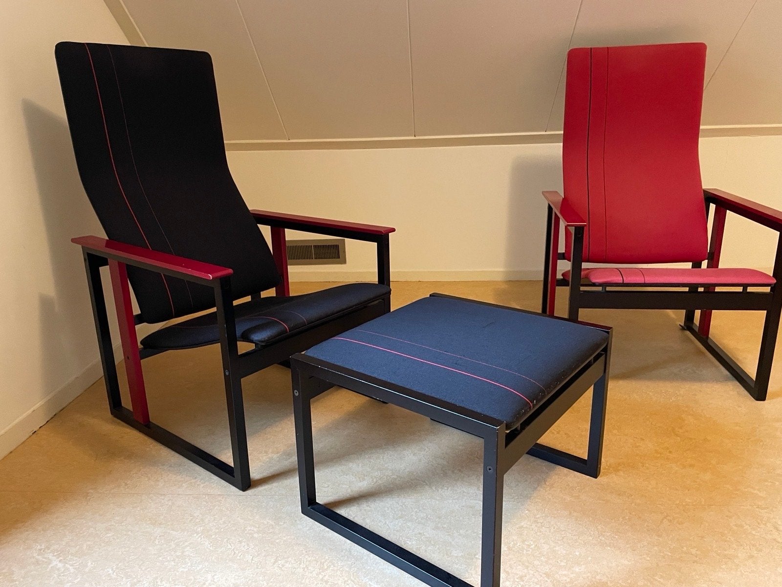 Twee vintage design fauteuils met voetenbank. Rietveldstijl, Ophalen, 75 tot 100 cm, 50 tot 75 cm, Hout