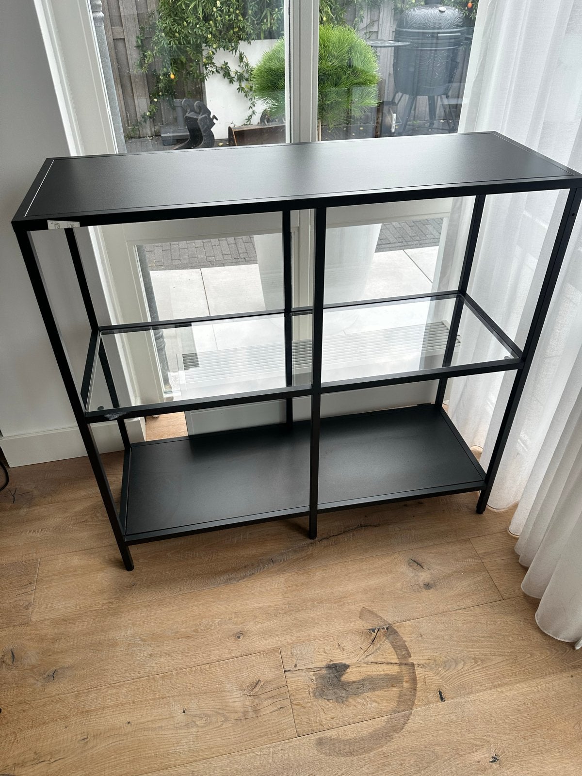 Stijlvolle zwarte vitrinekast met glazen planken, Huis en Inrichting, Ophalen, Met plank(en), 100 tot 150 cm, 50 tot 100 cm
