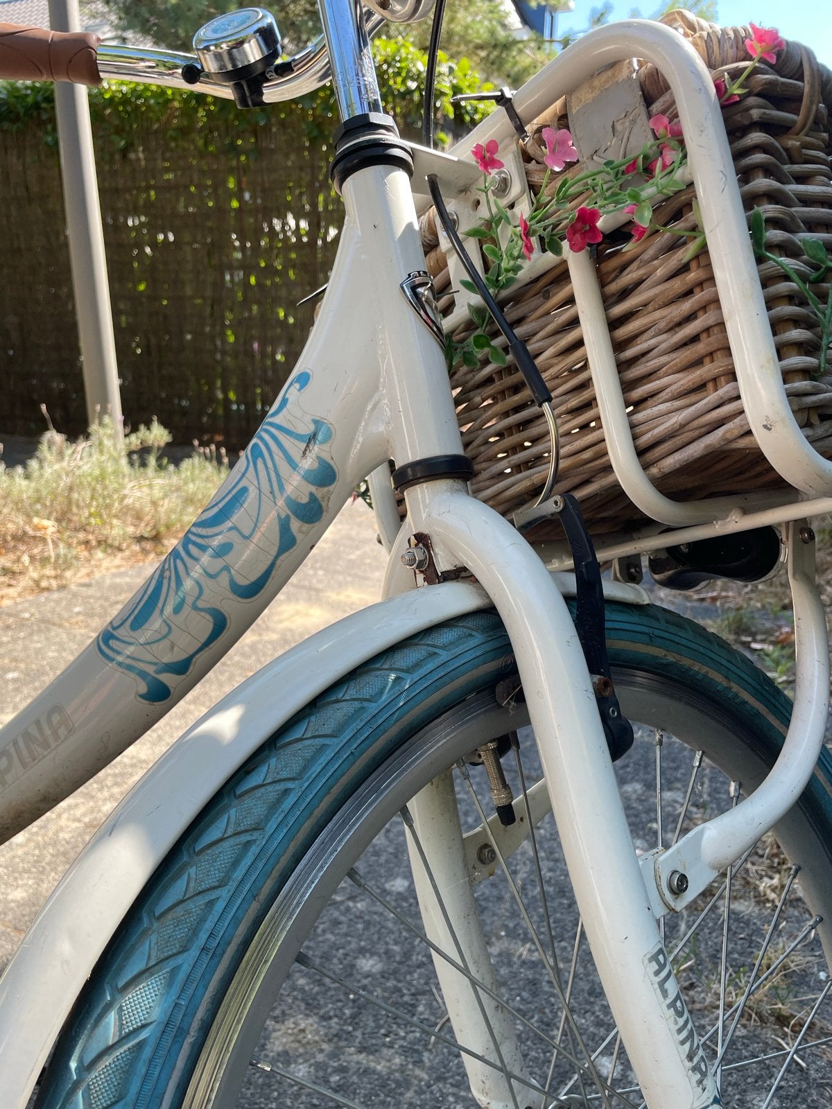 Alpina fiets 22” met mandje en nieuwe blauwe banden, Ophalen, Gebruikt, 22 inch, Handrem