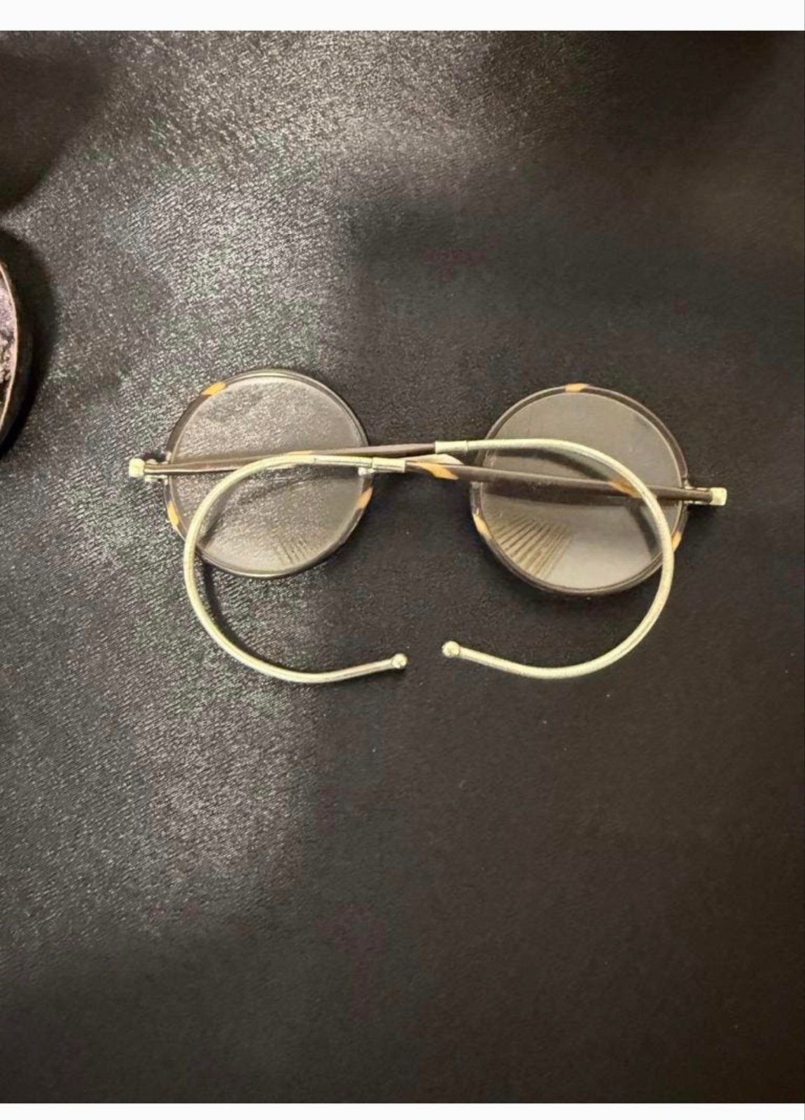 Oud brilletje met rond glas en gebogen pootjes + etui, Ophalen of Verzenden