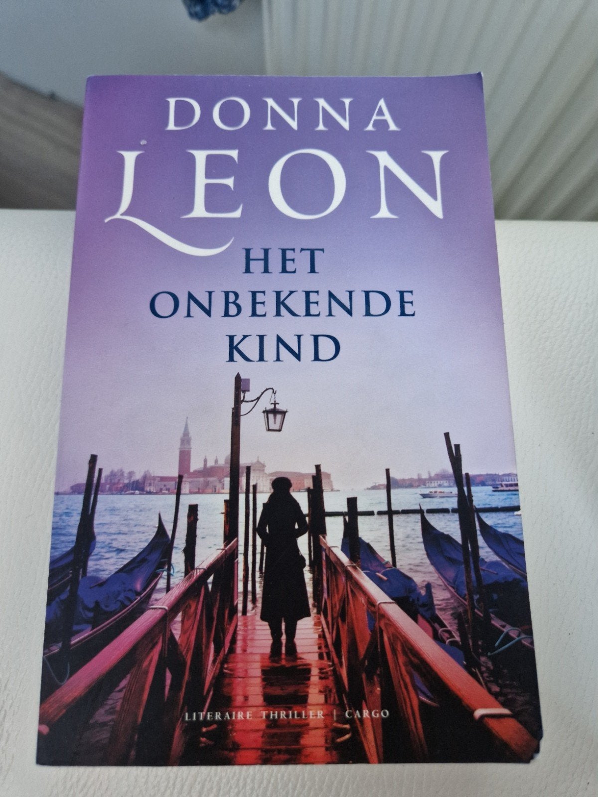 Donna Leon - Het Onbekende Kind (Literaire Thriller), Ophalen of Verzenden, Zo goed als nieuw, Donna Leon, Europa overig