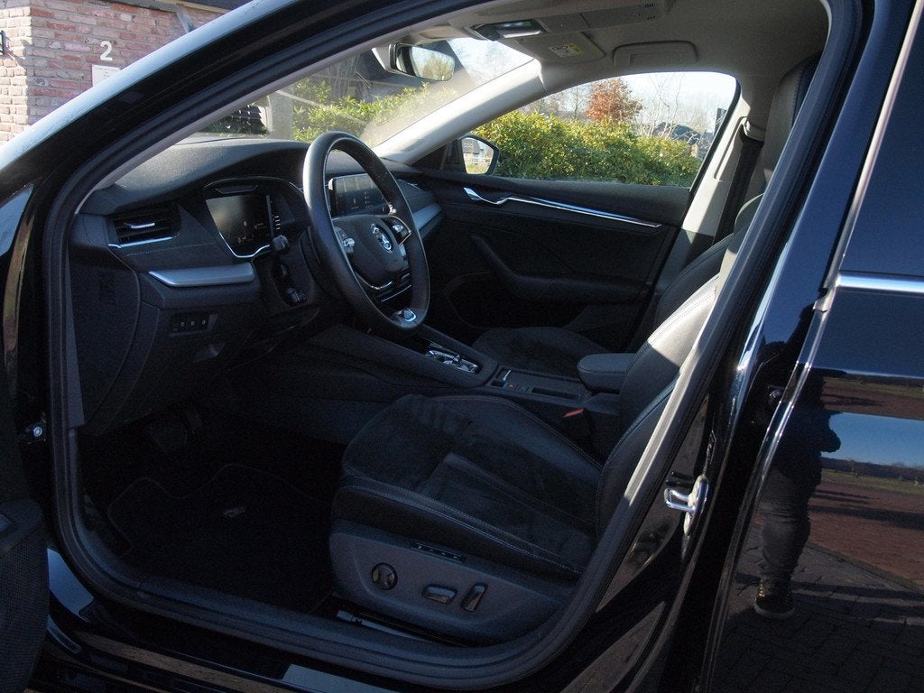Skoda Octavia Combi 1.0 e-TSI Business Edition Plus | Head-U, Auto's, Skoda, Gebruikt, Euro 6, Zwart, 19 km/l