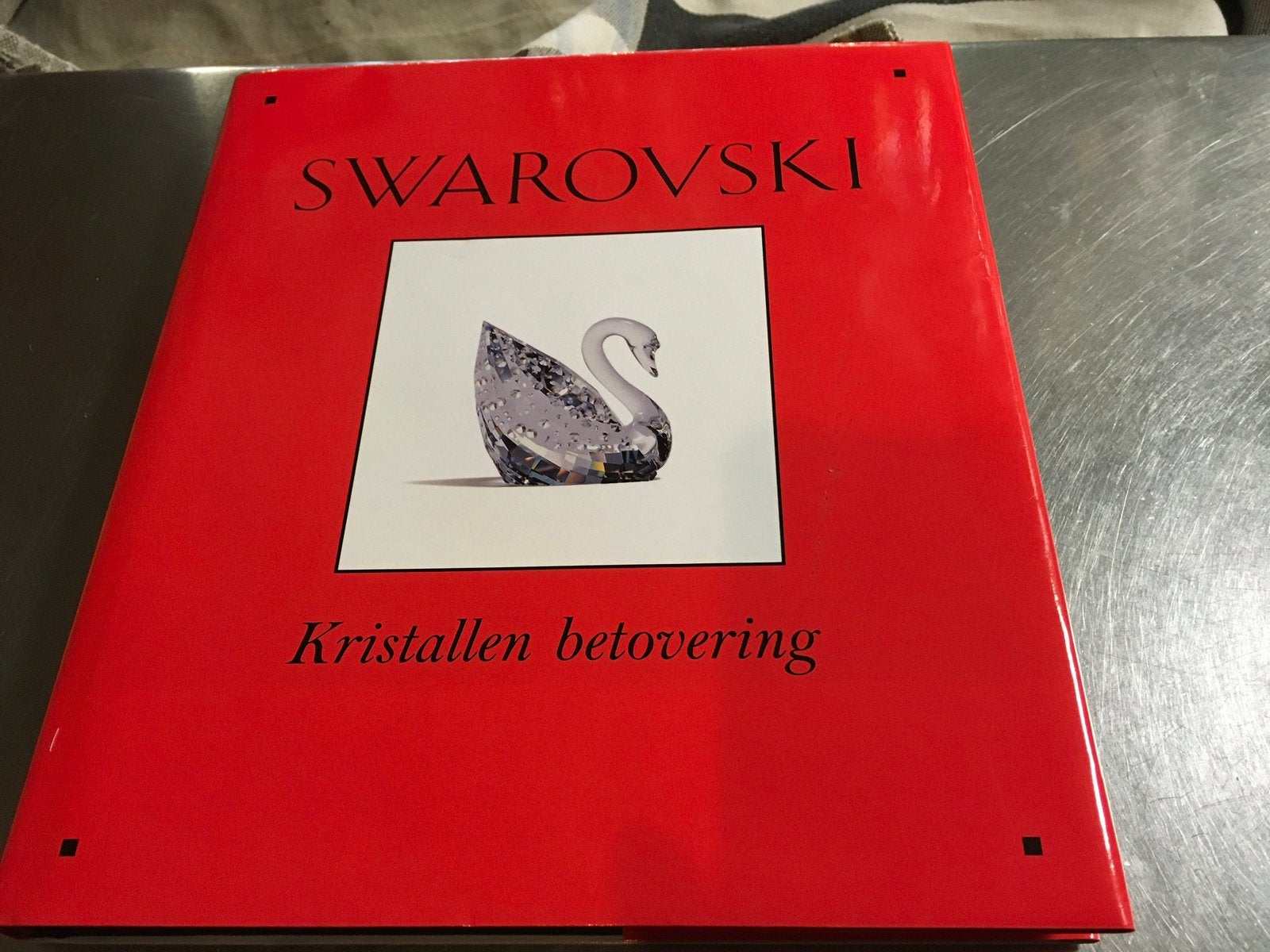 Te koop splinternieuw jubileumboek van Swarovski, Ophalen of Verzenden, Nieuw, Overige typen
