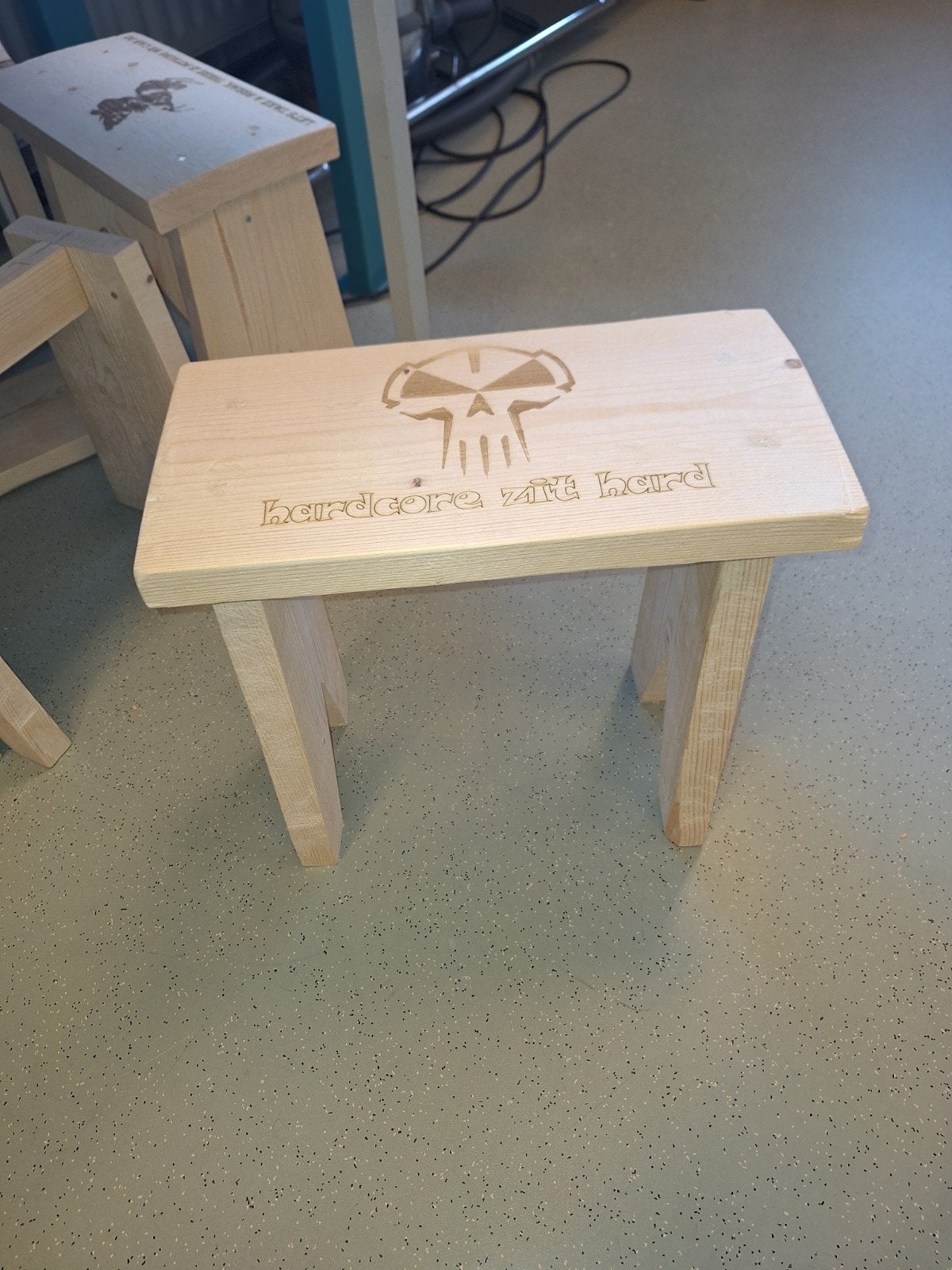 Uniek handgemaakt houten krukje met opdruk, Ophalen, Zo goed als nieuw, Hout