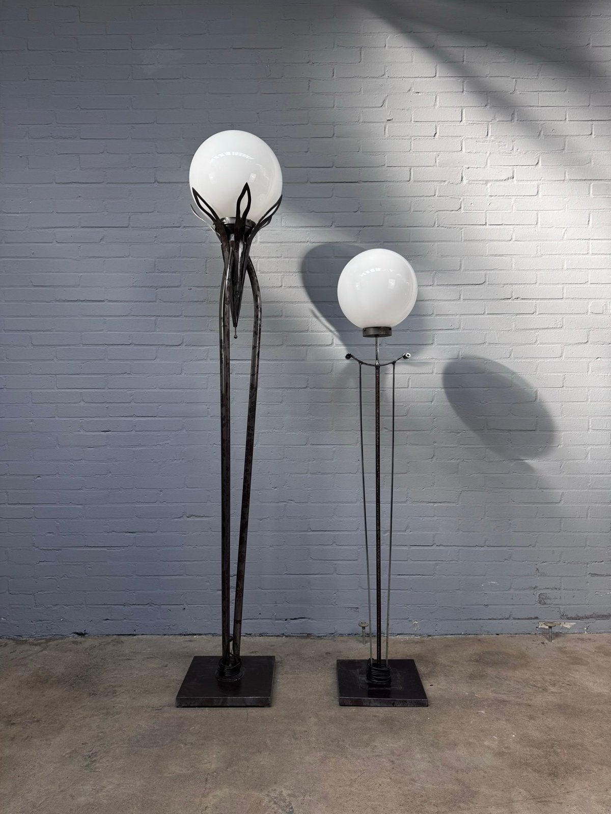 Vintage ijzeren vloerlamp met glazen bol, Ophalen of Verzenden, Zo goed als nieuw, Glas, Minder dan 100 cm