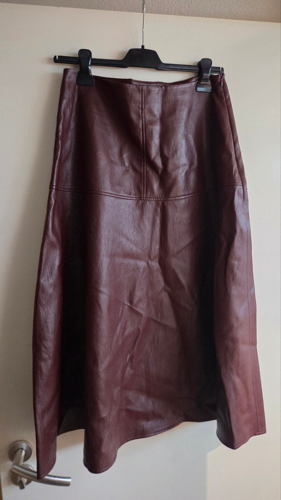 gelaagde leatherlook  midi rok burgundy., Ophalen of Verzenden, Nieuw, Zwart, Onder de knie
