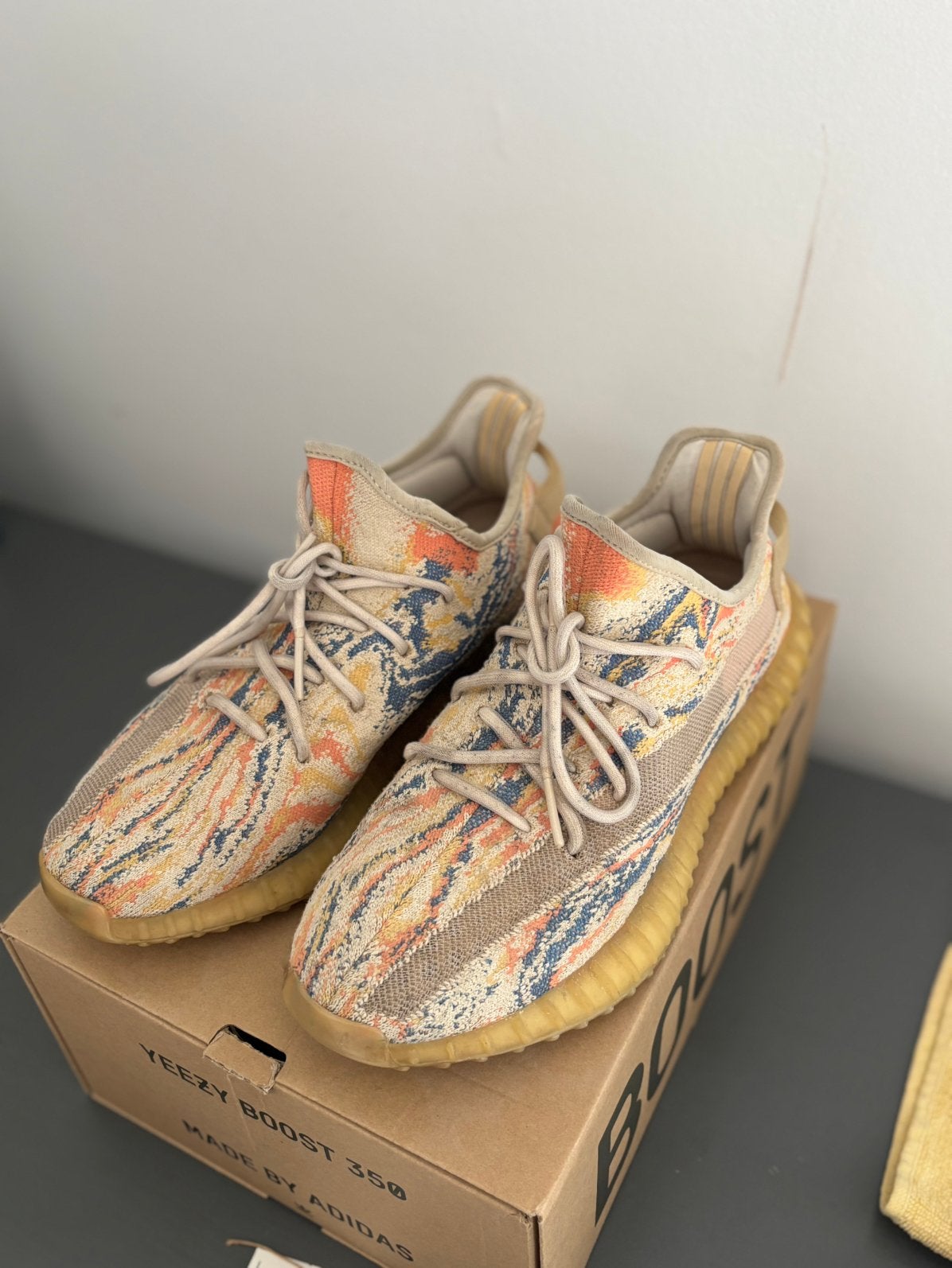 Yeezy Boost 350 V2 Oat Mx 44   Nette staat, Kleding | Heren, Schoenen, Overige kleuren, Overige typen, Ophalen of Verzenden, Gedragen