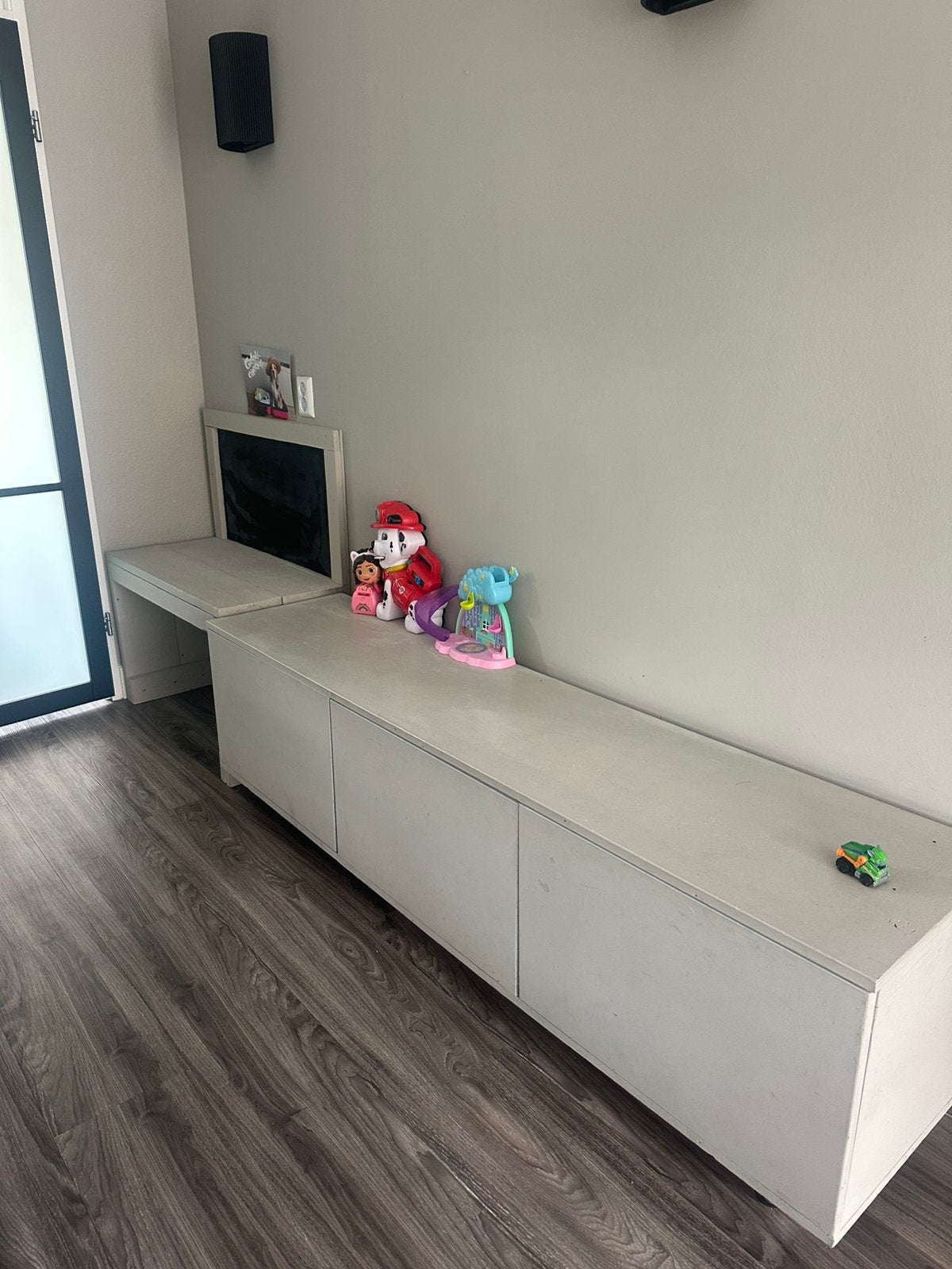 Kinder bureau met krijtbord/ en eventueel laag dressoir, Ophalen, Zo goed als nieuw
