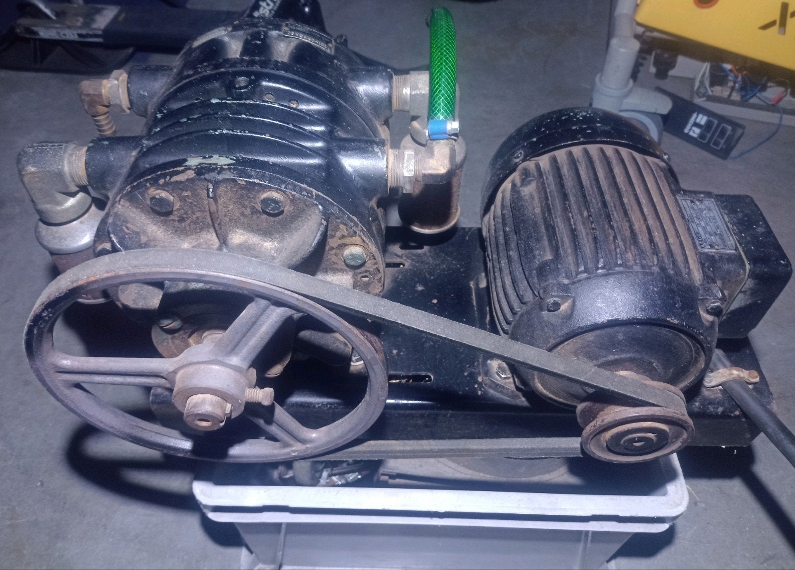 Zware Gast vacuumpomp met AEG electromotor op krachtstroom, Ophalen, Gebruikt