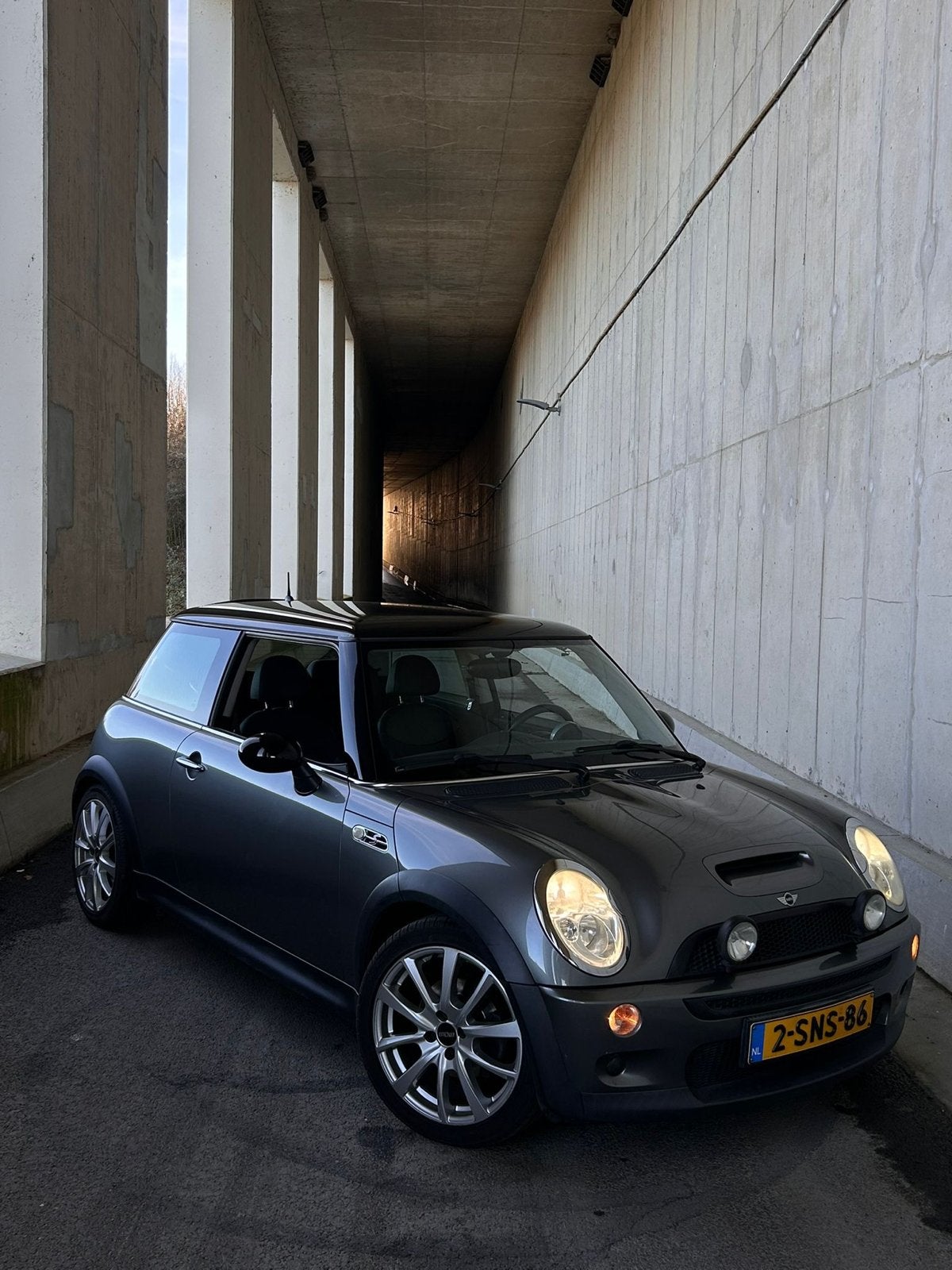 Mini 1.6 16V Cooper S 120KW 2002 Grijs, Voorwielaandrijving, Stoelverwarming, Zwart, 4 cilinders