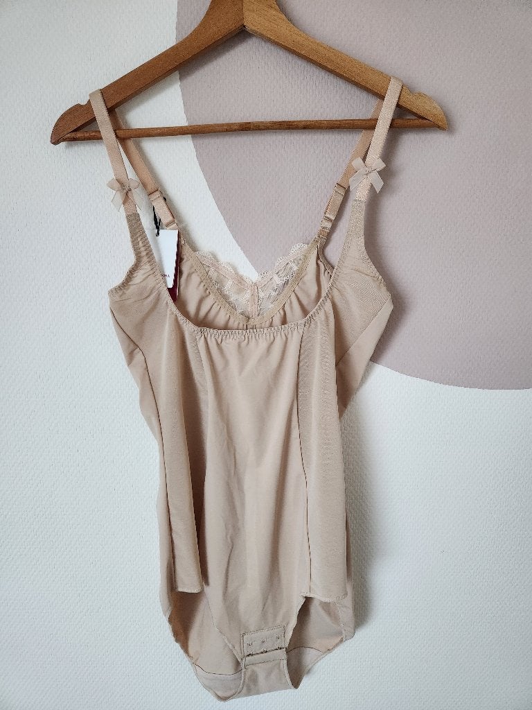Prima Donna - corrigerende body - cafe au lait - 48, Prima Donna, Ophalen of Verzenden, Beige, Body of Korset